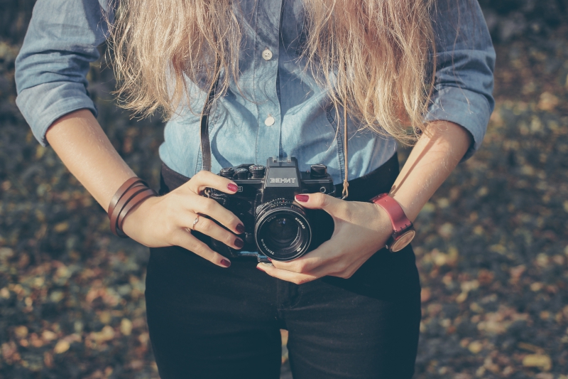 photographe-PLAN D AUPS STE BAUME-min_hand-person-girl-woman-camera-photography-614-pxhere.com